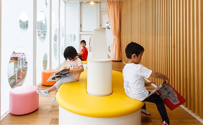 写真:絵本を読む子どもたち